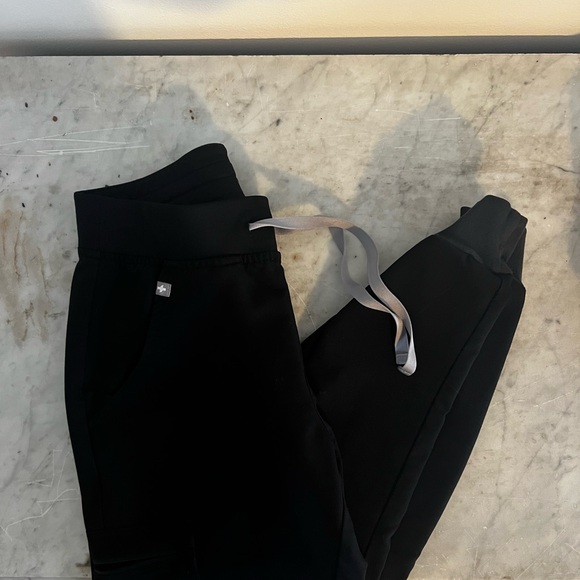 Figs Scrub Set - Catarina Top & Zamora Jogger - Picture 4 of 4